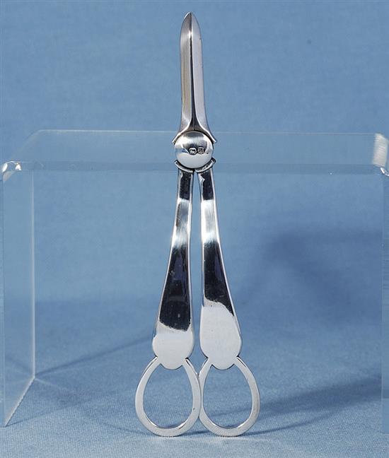 A pair of Edwardian silver grape shears, Length 165 mm Weight 2.7oz/85 grms